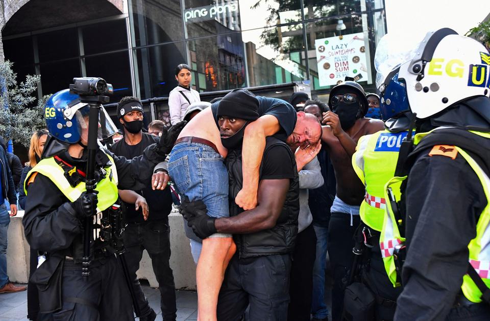Wielka Brytania: Czarnoskry protestujcy uratowa biaego rasist przed linczem