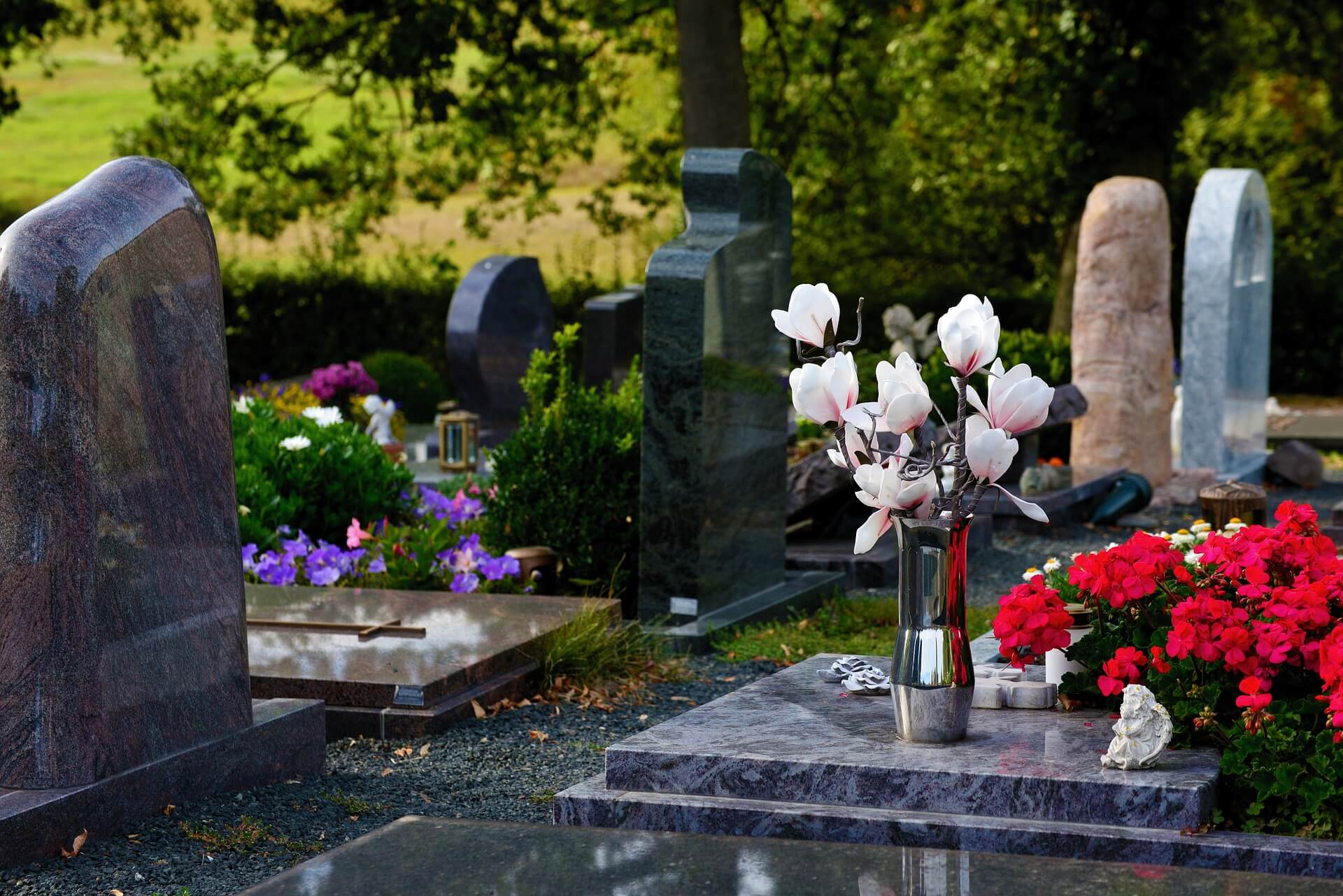 Cmentarna poczta kwiatowa, czyli duchowi babci na pewno spodoba si, e zapacie komu za przyniesienie kwiatw na jej grb