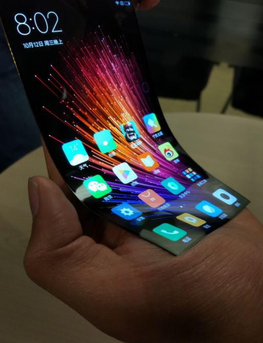Wyginane smartfony przyszoci brany? Xiaomi prezentuje nowy koncept