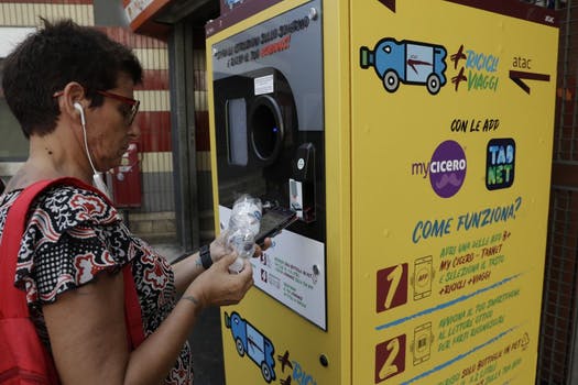 Rzymski butelkomat zachca do segregacji odpadw i korzystania z miejskiej komunikacji
