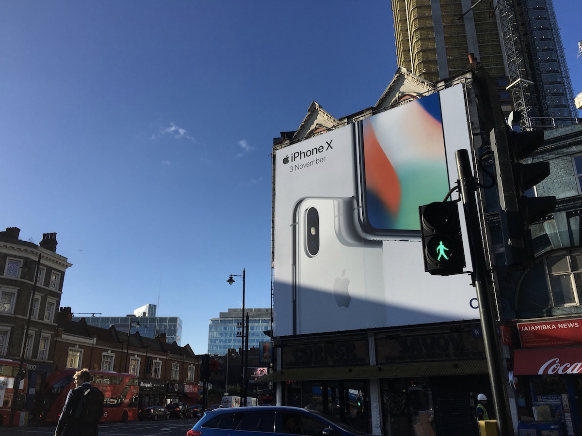 iPhone X lansuje si po wiecie na wieo pooonych billboardach