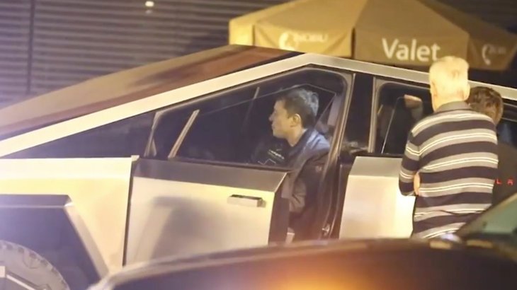 Elon Musk zasuwa po ulicach Los Angeles swoim nowym Cybertruckiem