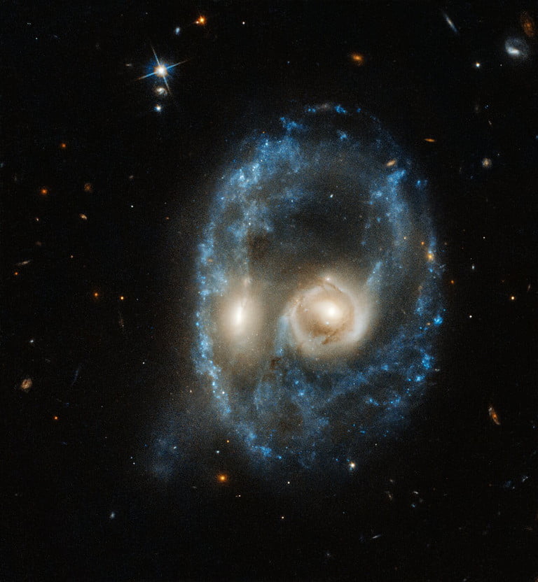 Cay wszechwiat bawi si w Halloween. Teleskop Hubble'a zrobi zdjcie galaktyki przypominajcej czaszk z poncymi oczami