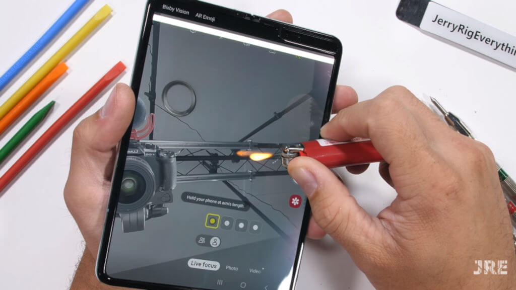 Znany youtuber wykona test wytrzymaoci Samsung Galaxy Fold. Nie jest dobrze