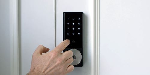 KeyWe Smart Lock jest mniej wicej tak samo skuteczny, co postawienie w drzwiach tabliczki ”s otwarte ale nie okradaj mnie, prosz”