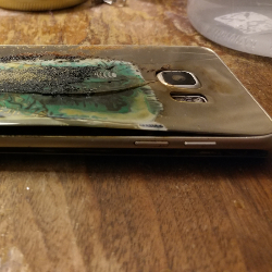 Samsung Galaxy S6 spon na czyim stoliku nocnym. Ziew