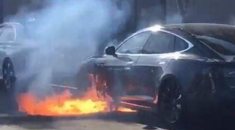 Tesla spona na rodku ulicy, ot tak