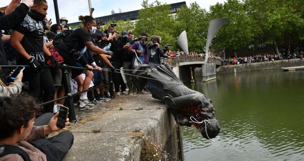 Protesty w sprawie mierci George'a Floyda signy Wielkiej Brytanii. Demonstranci zniszczyli pomnik handlarza niewolnikw w Bristolu