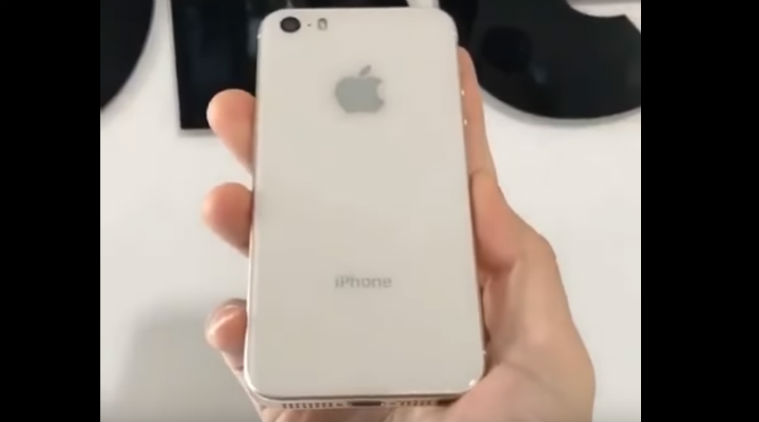 Render iPhona SE 2 ukazuje telefon ze zczem suchawkowym