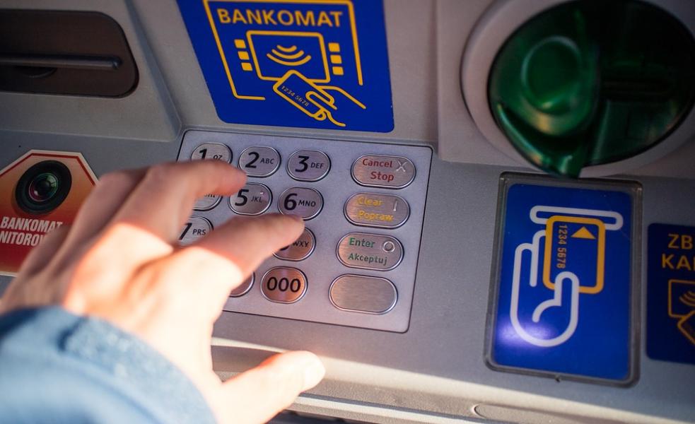 Oszustwo SMS premium wykorzystuje kody QR na bankomatach