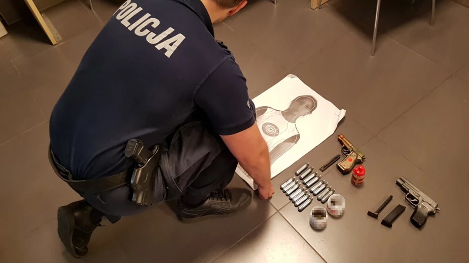 Psychiatra zatrzymany przez policję. Strzelał do okien, żeby ”rozładować emocje”. Psychiatra zatrzymany przez policję. Strzelał do okien, żeby ”rozładować emocje”.