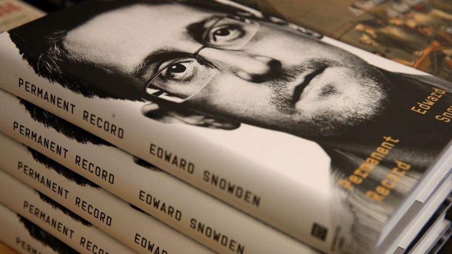 Amerykaski rzd chce przej zyski ze sprzeday ksiki Edwarda Snowdena