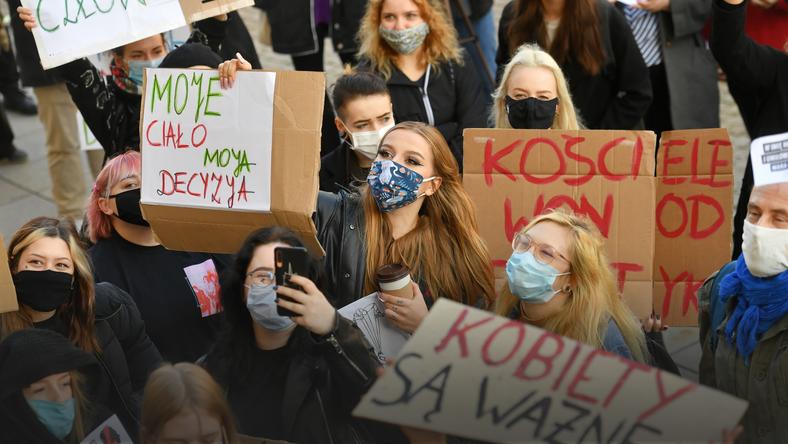 Grupa protestujcych w Poznaniu pobia ”obrocw kocioa”