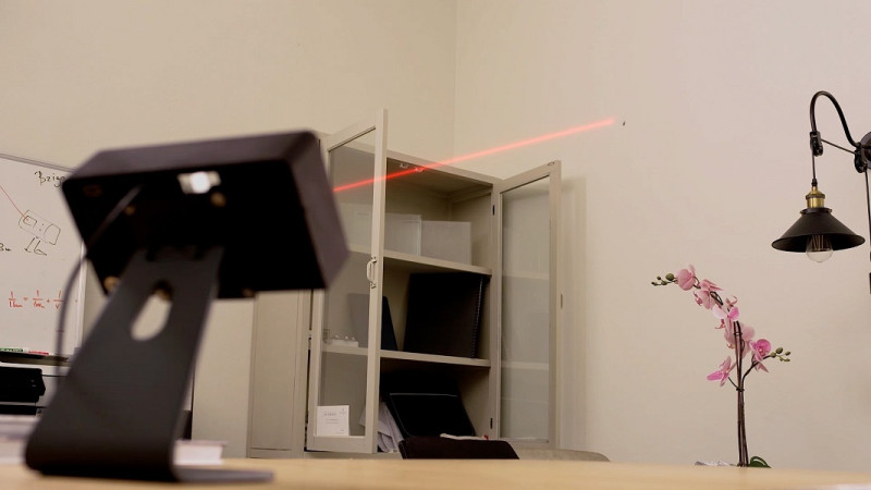 Szaleni geniusze stworzyli laser do pokazywania komarw